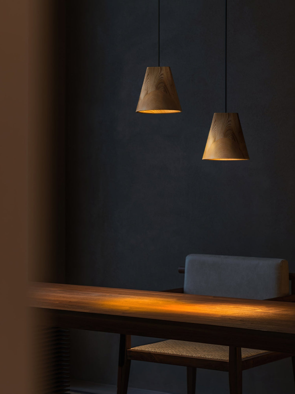 Lustre suspenso assimétrico em madeira Ivarara