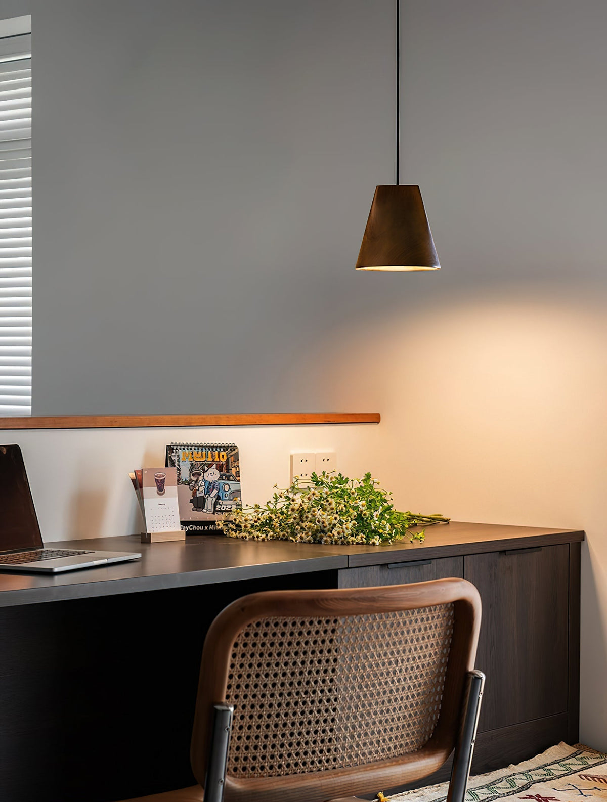 Lustre suspenso assimétrico em madeira Ivarara
