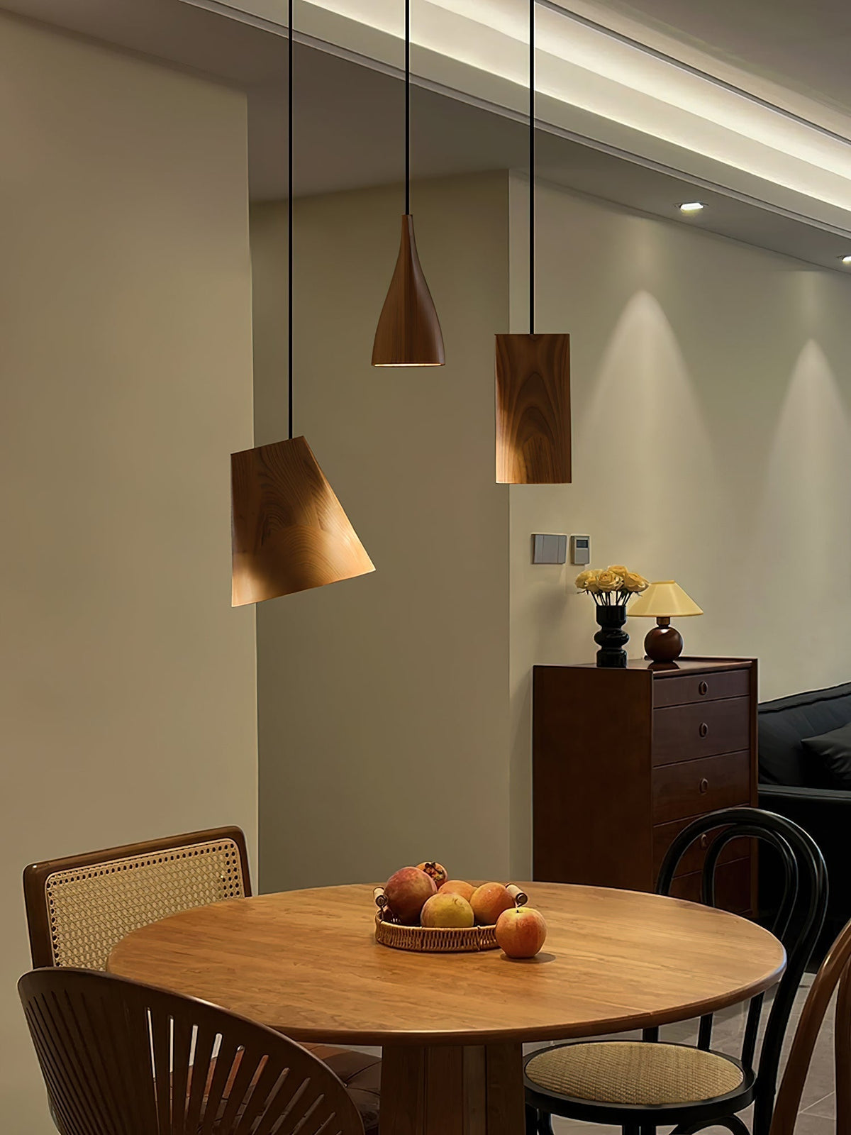 Lustre suspenso assimétrico em madeira Ivarara