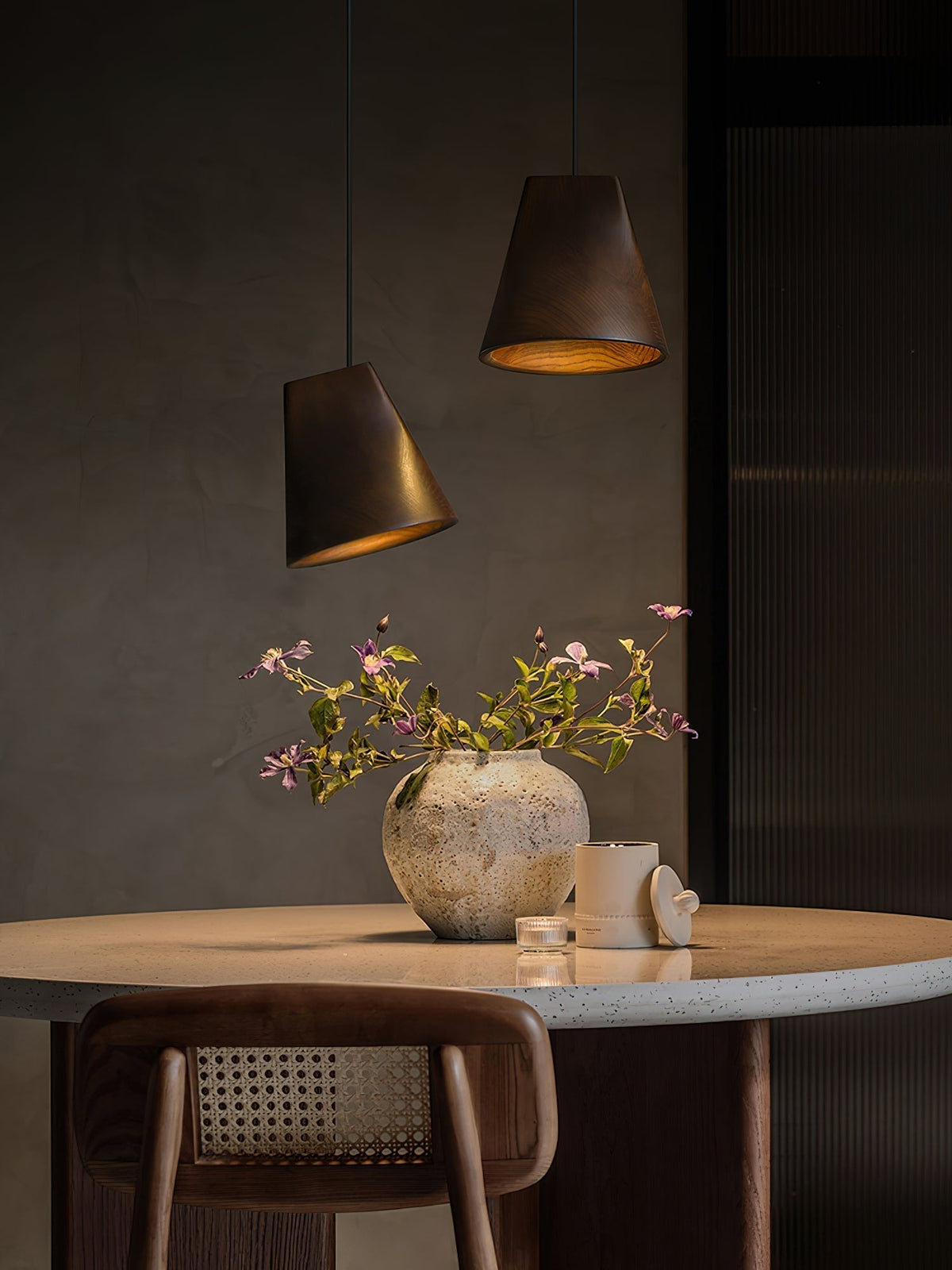 Lustre suspenso assimétrico em madeira Ivarara