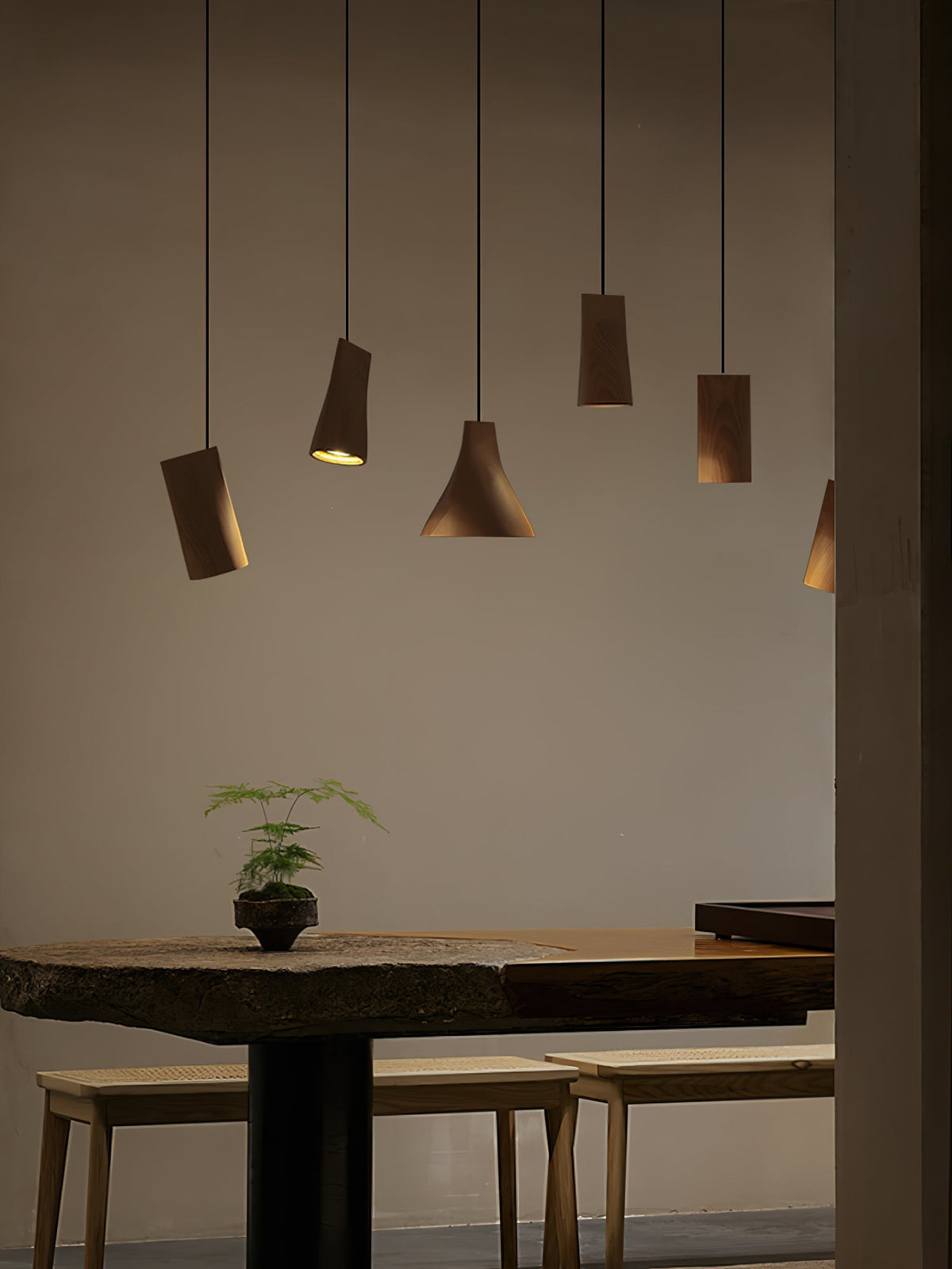 Lustre suspenso assimétrico em madeira Ivarara
