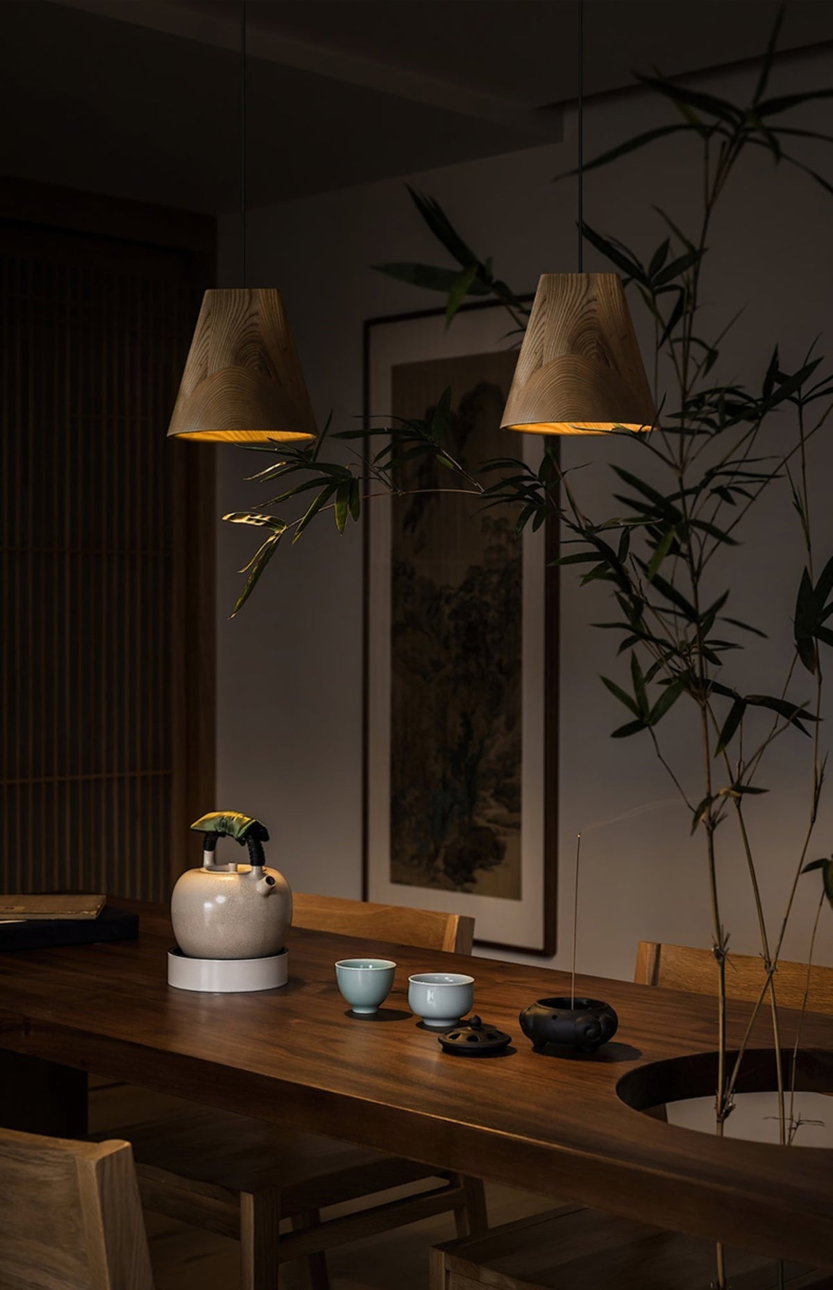 Lustre suspenso assimétrico em madeira Ivarara