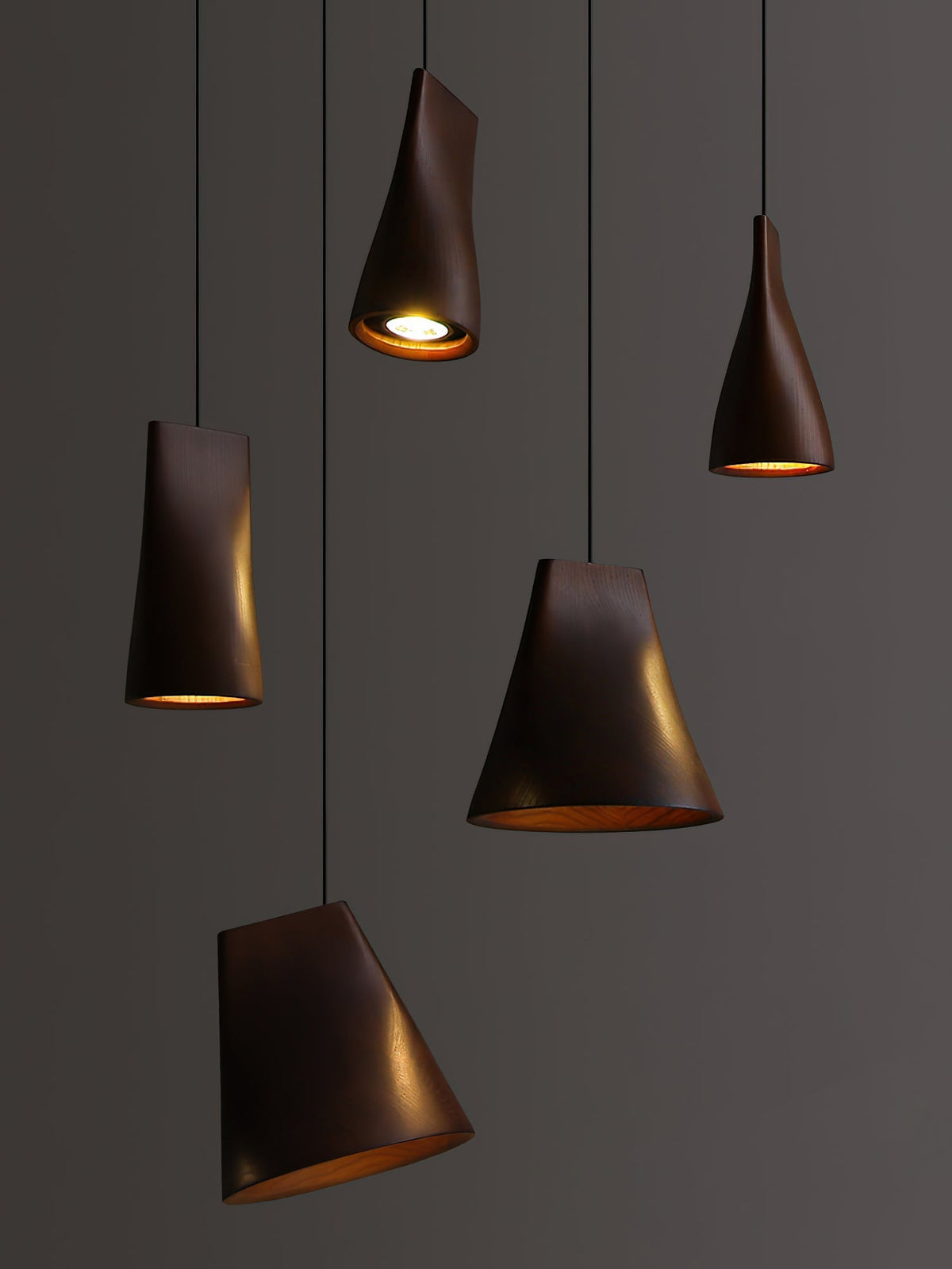 Lustre suspenso assimétrico em madeira Ivarara