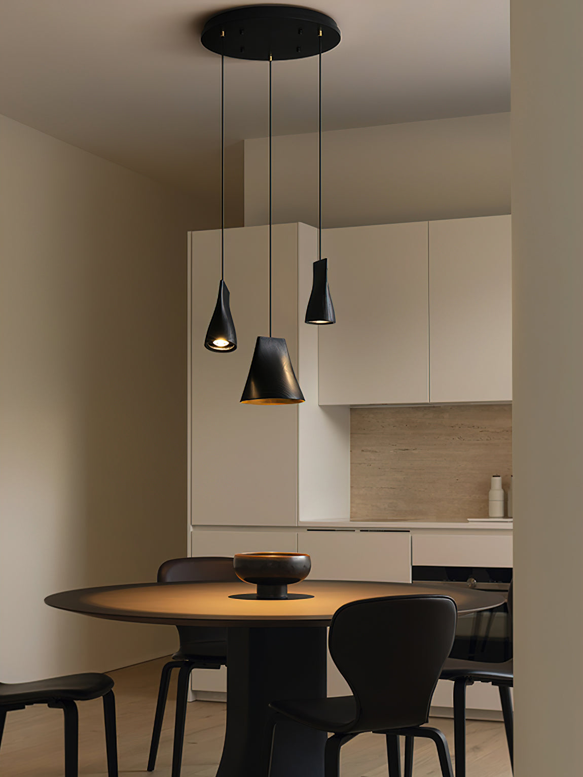 Lustre suspenso assimétrico em madeira Ivarara
