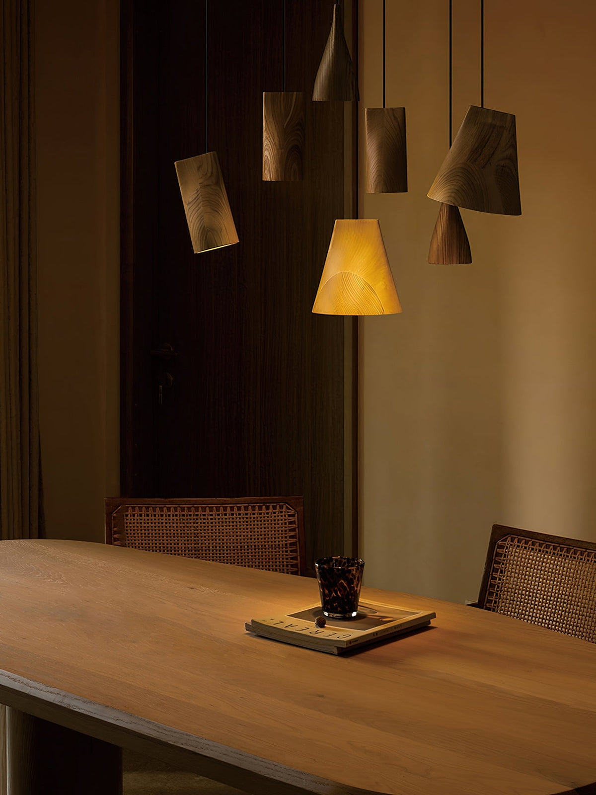 Lustre suspenso assimétrico em madeira Ivarara
