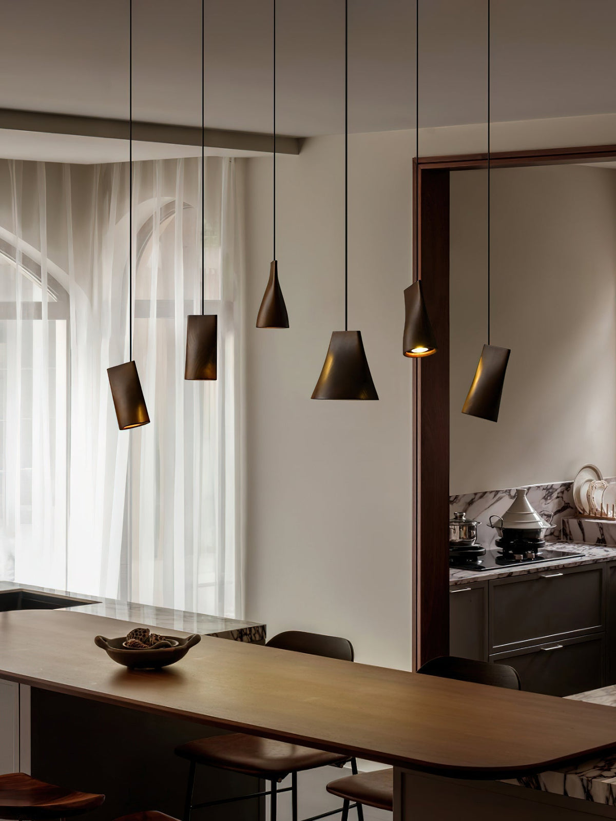 Lustre suspenso assimétrico em madeira Ivarara