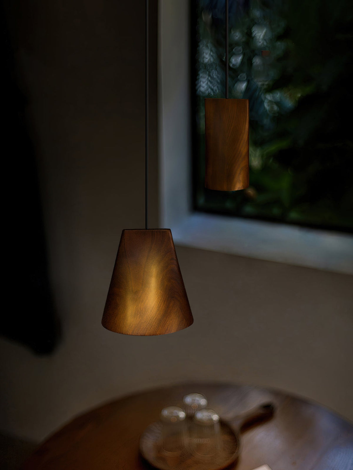 Lustre suspenso assimétrico em madeira Ivarara