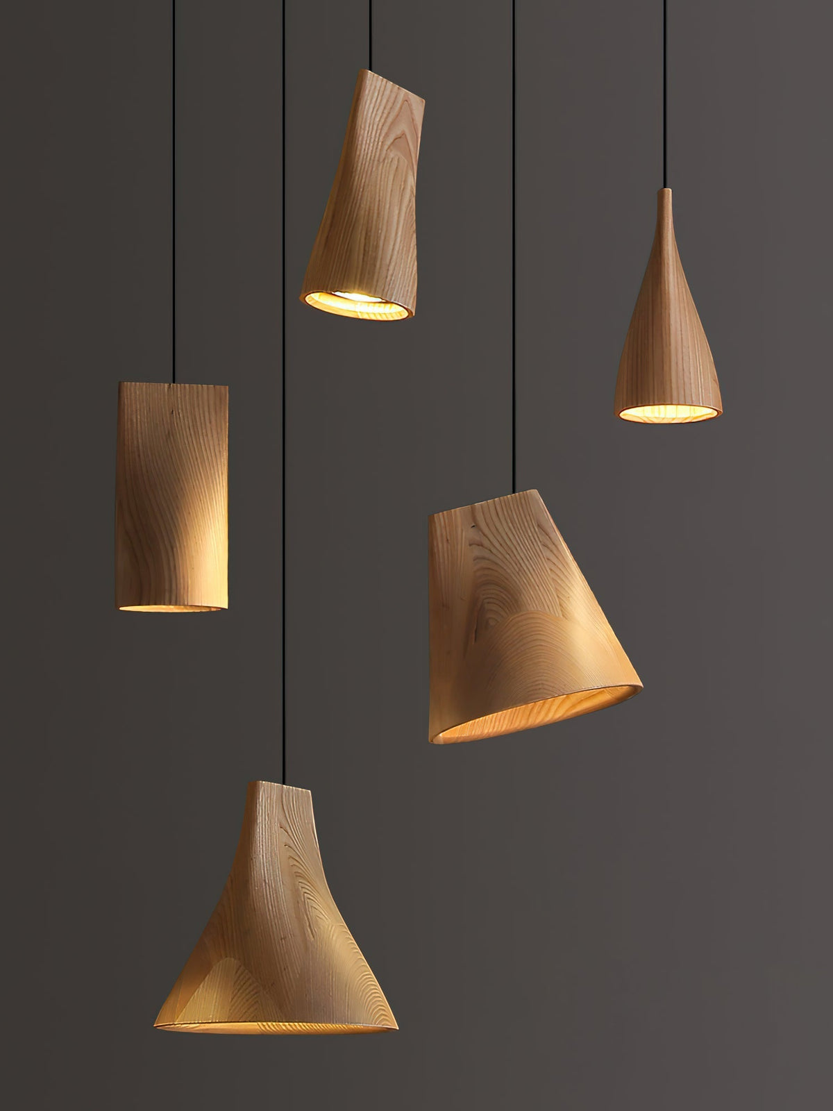 Lustre suspenso assimétrico em madeira Ivarara