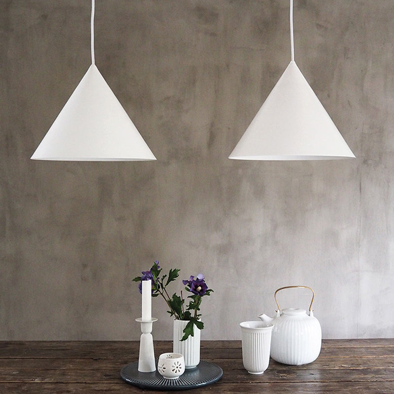 Candeeiro suspenso Caeluvyu em metal escuro de estilo minimalista moderno