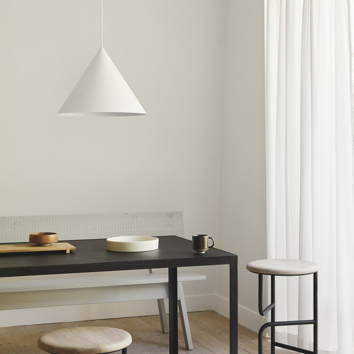 Candeeiro suspenso Caeluvyu em metal escuro de estilo minimalista moderno