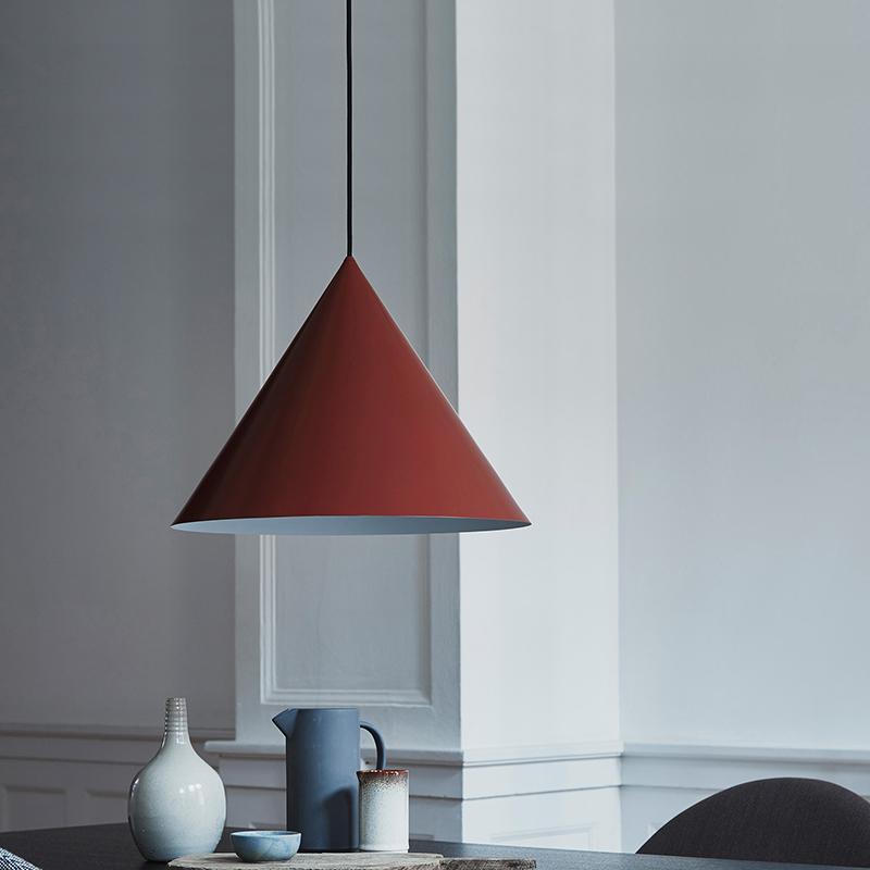 Candeeiro suspenso Caeluvyu em metal escuro de estilo minimalista moderno