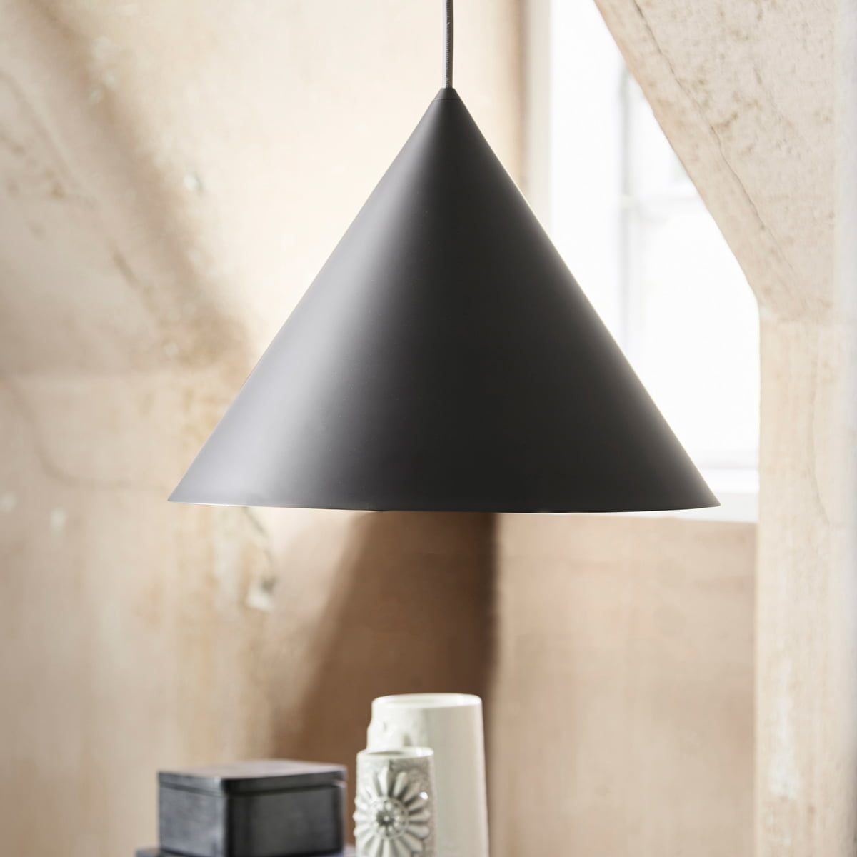 Candeeiro suspenso Caeluvyu em metal escuro de estilo minimalista moderno