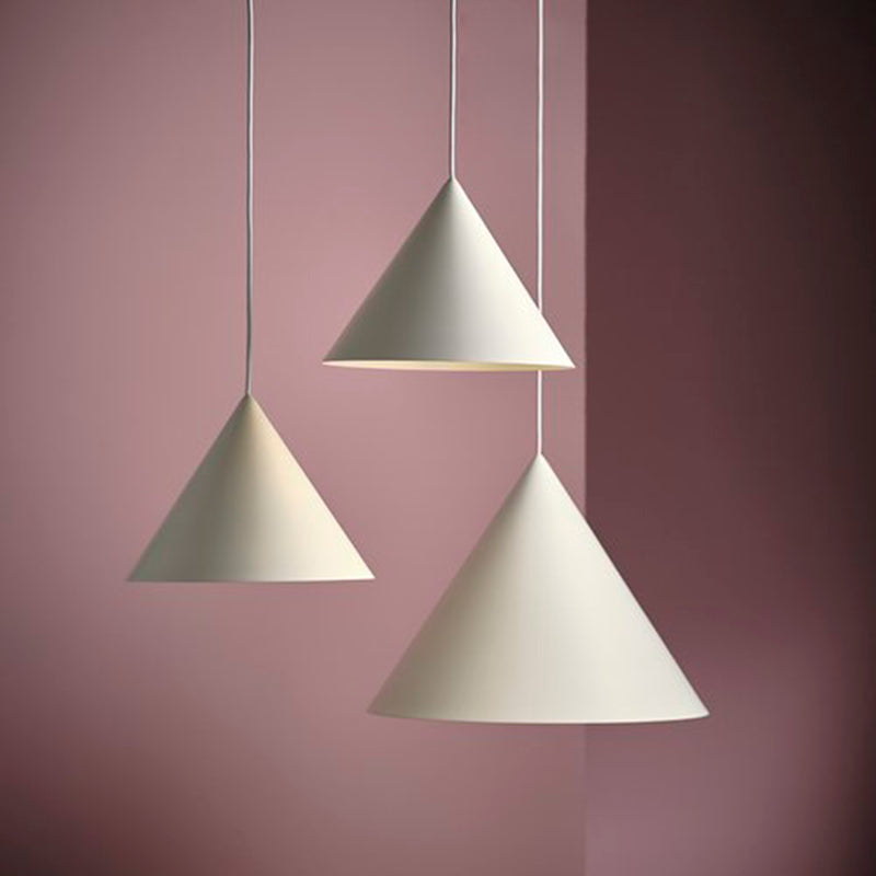 Candeeiro suspenso Caeluvyu em metal escuro de estilo minimalista moderno