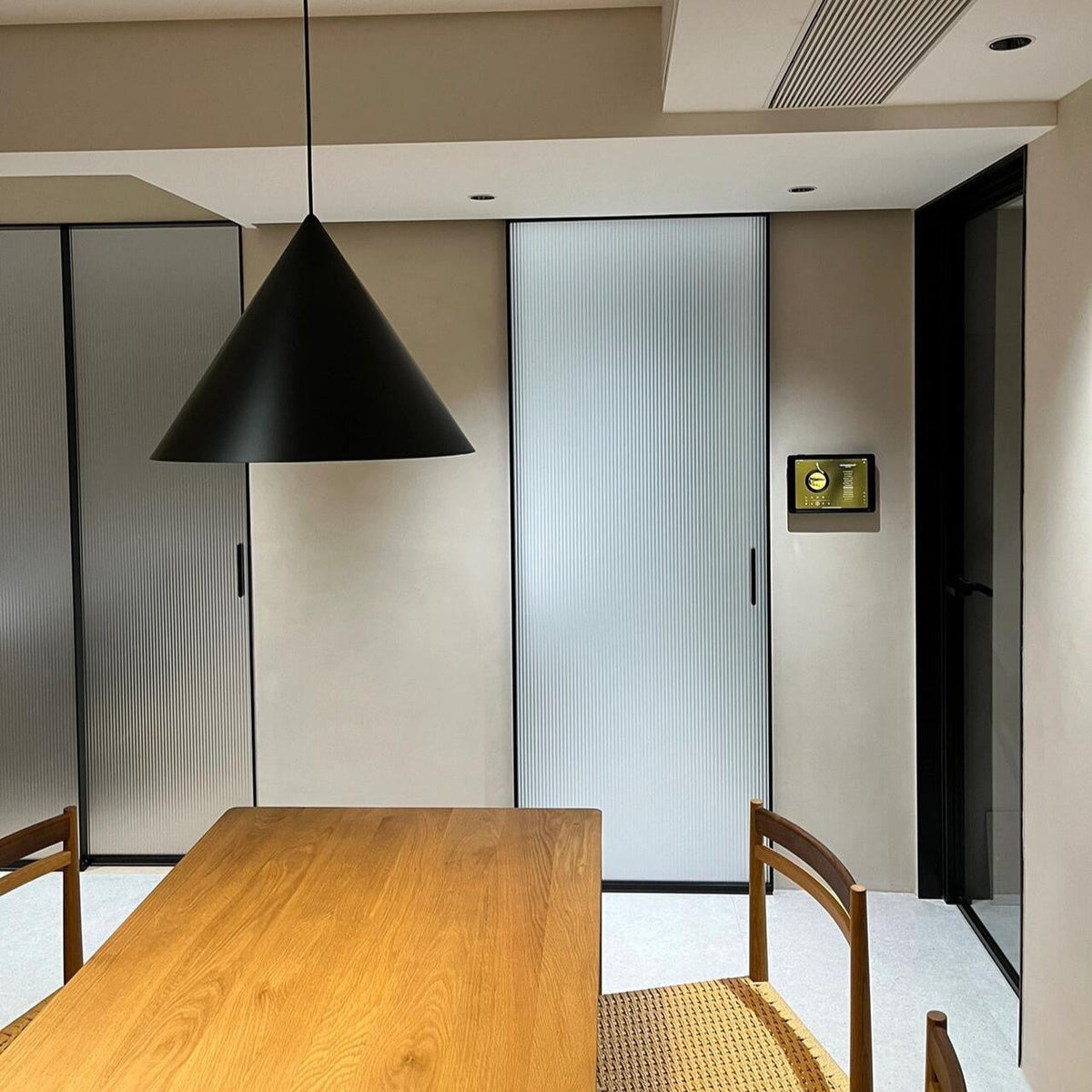 Candeeiro suspenso Caeluvyu em metal escuro de estilo minimalista moderno