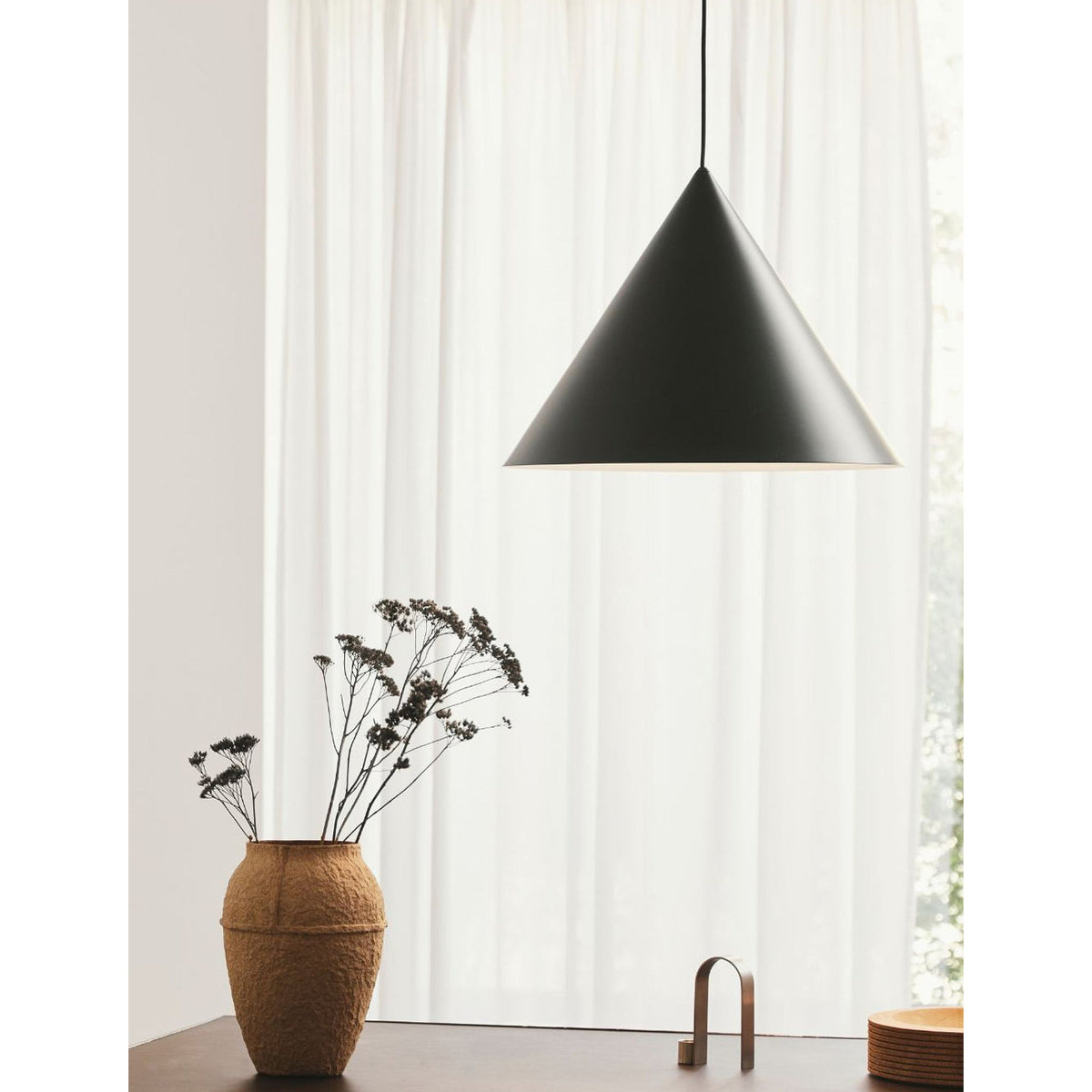 Candeeiro suspenso Caeluvyu em metal escuro de estilo minimalista moderno