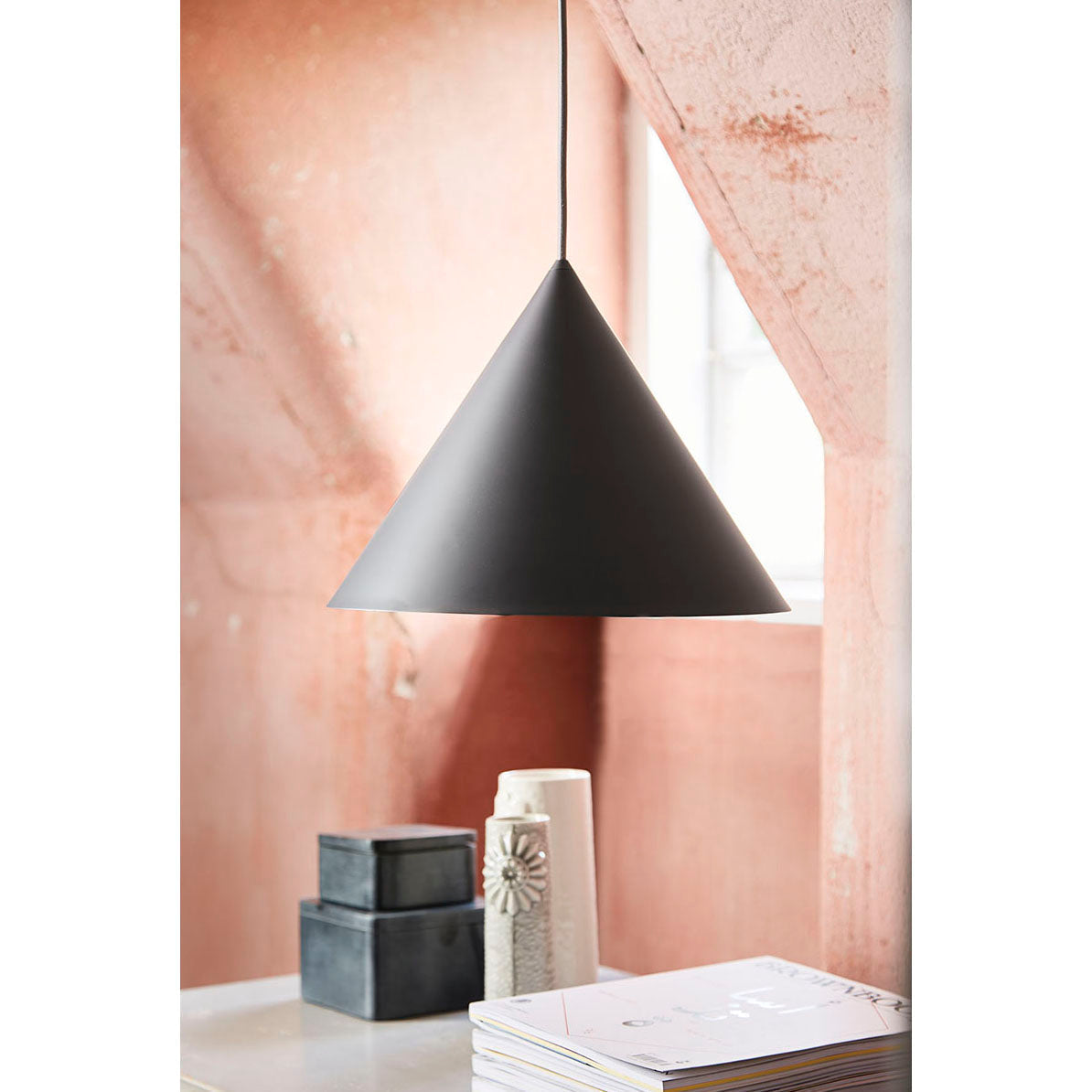 Candeeiro suspenso Caeluvyu em metal escuro de estilo minimalista moderno