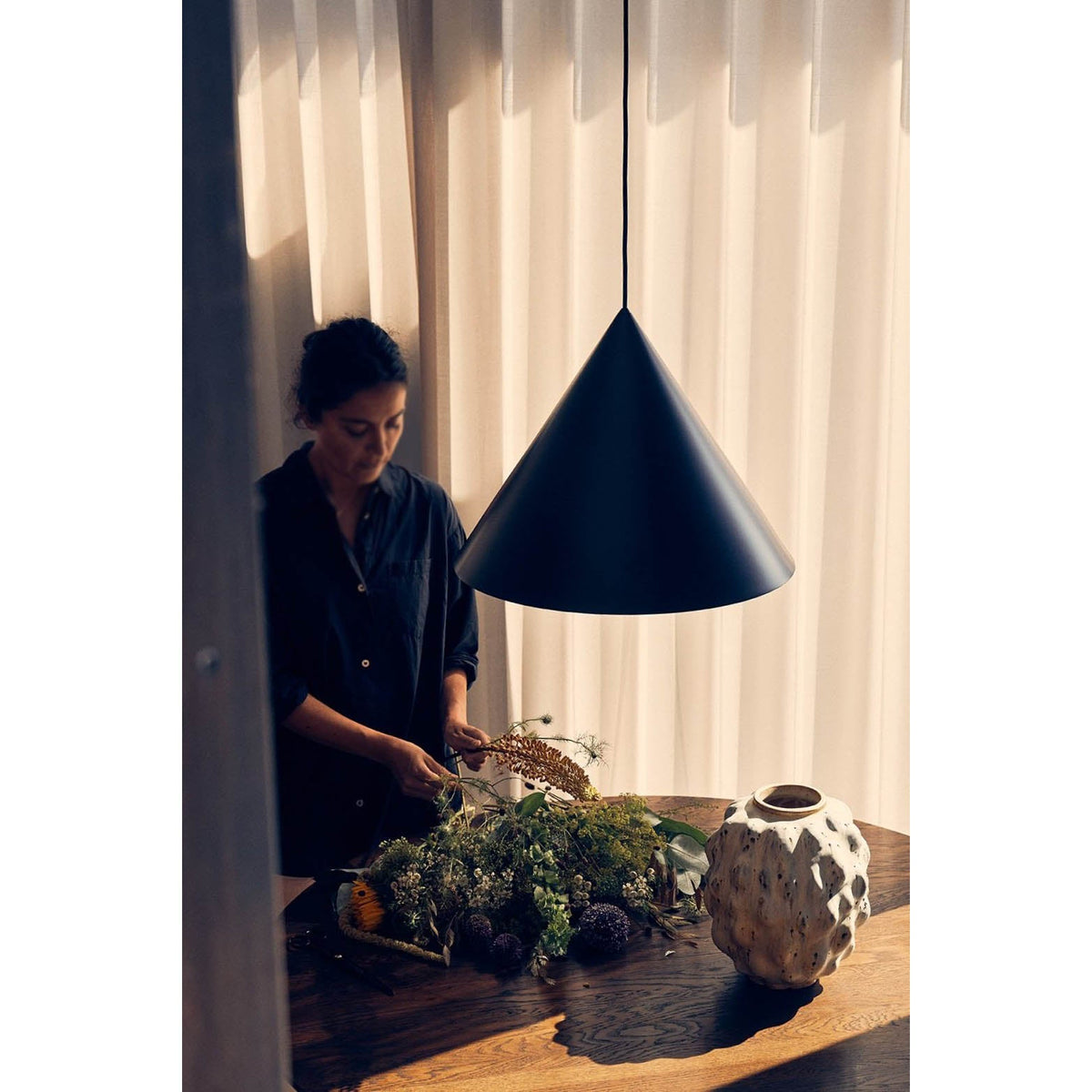 Candeeiro suspenso Caeluvyu em metal escuro de estilo minimalista moderno