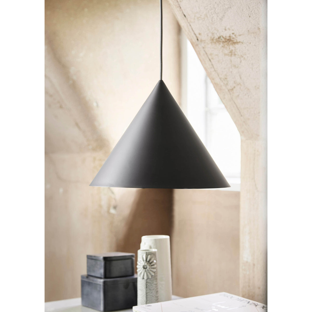 Candeeiro suspenso Caeluvyu em metal escuro de estilo minimalista moderno