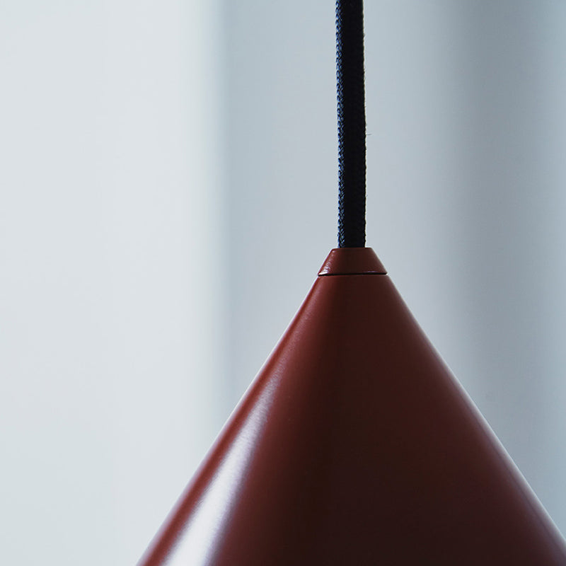 Candeeiro suspenso Caeluvyu em metal escuro de estilo minimalista moderno