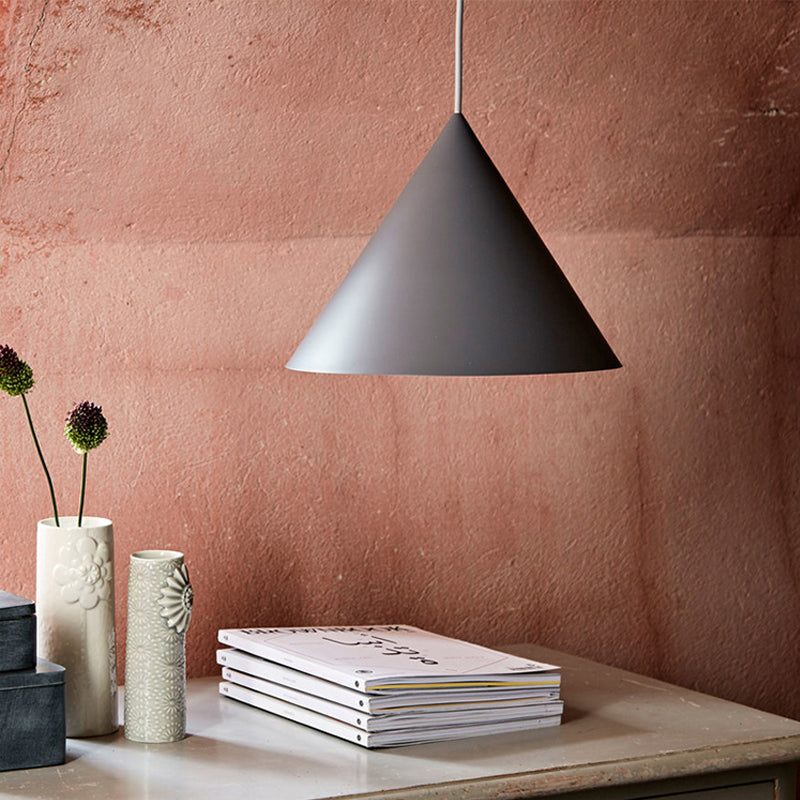 Candeeiro suspenso Caeluvyu em metal escuro de estilo minimalista moderno