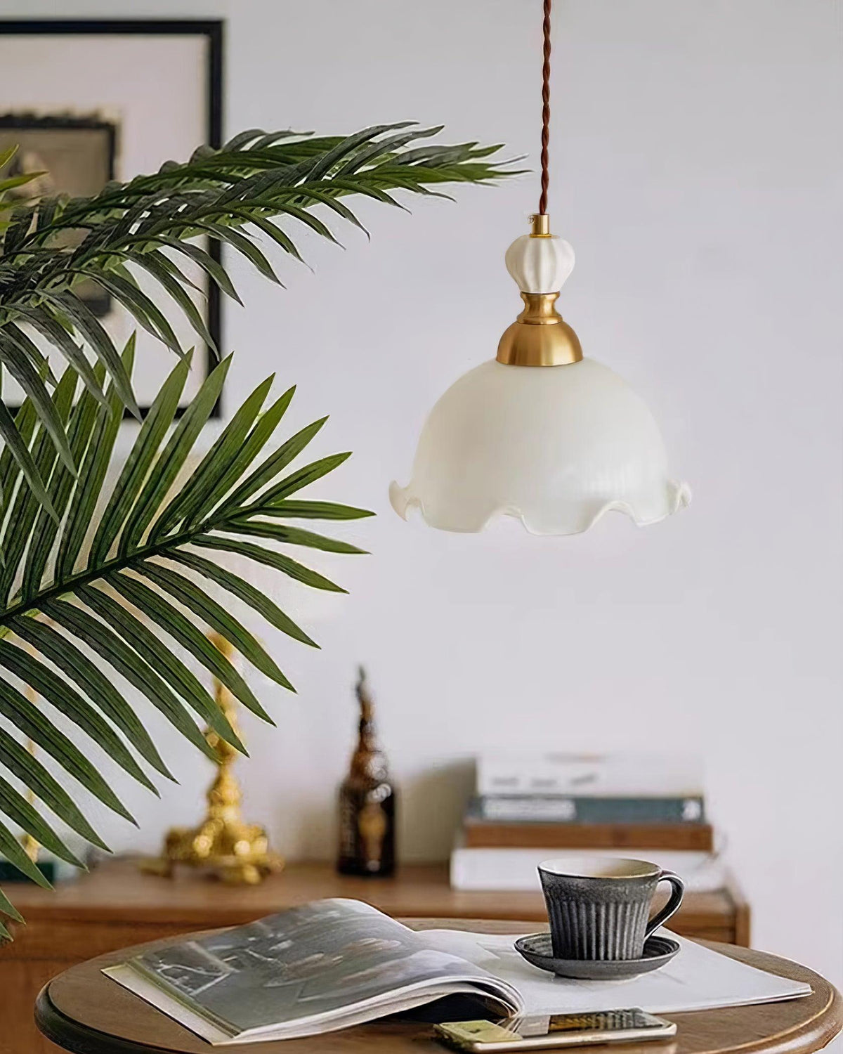 Pendellampa med vågig glaskant, mjukt sken, vintage och romantisk