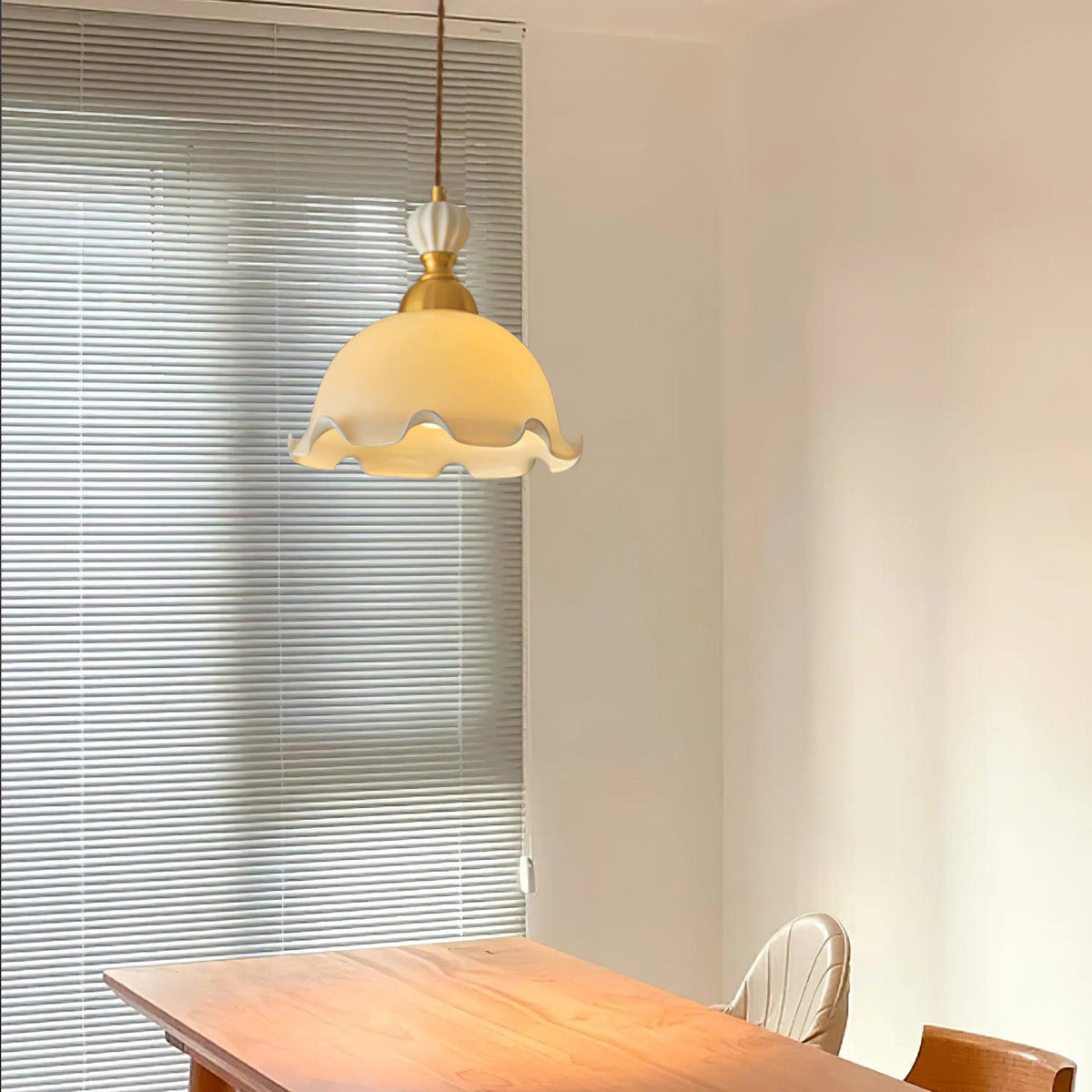 Pendellampa med vågig glaskant, mjukt sken, vintage och romantisk