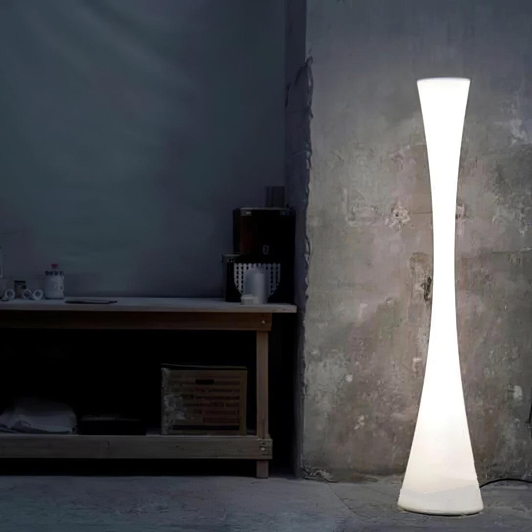 Orelanora golvlampa, vit och modern