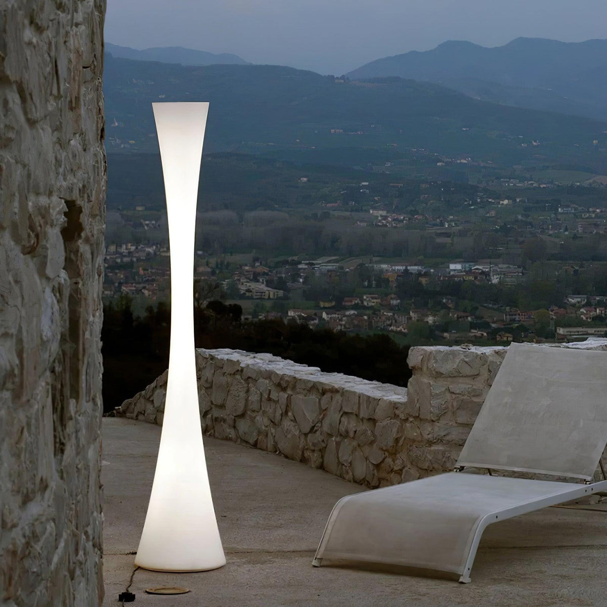 Orelanora golvlampa, vit och modern