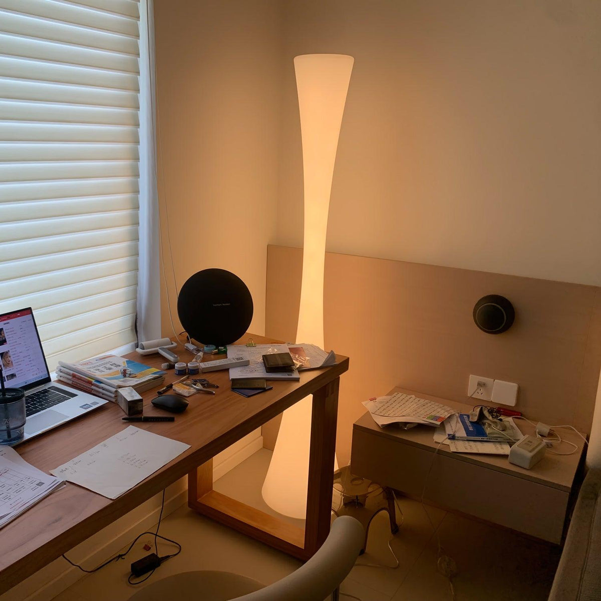 Orelanora golvlampa, vit och modern
