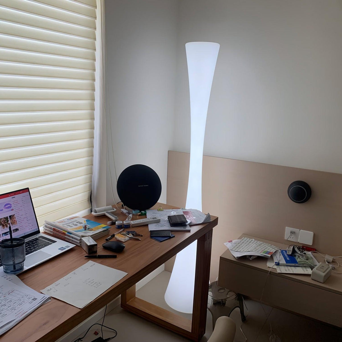 Orelanora golvlampa, vit och modern