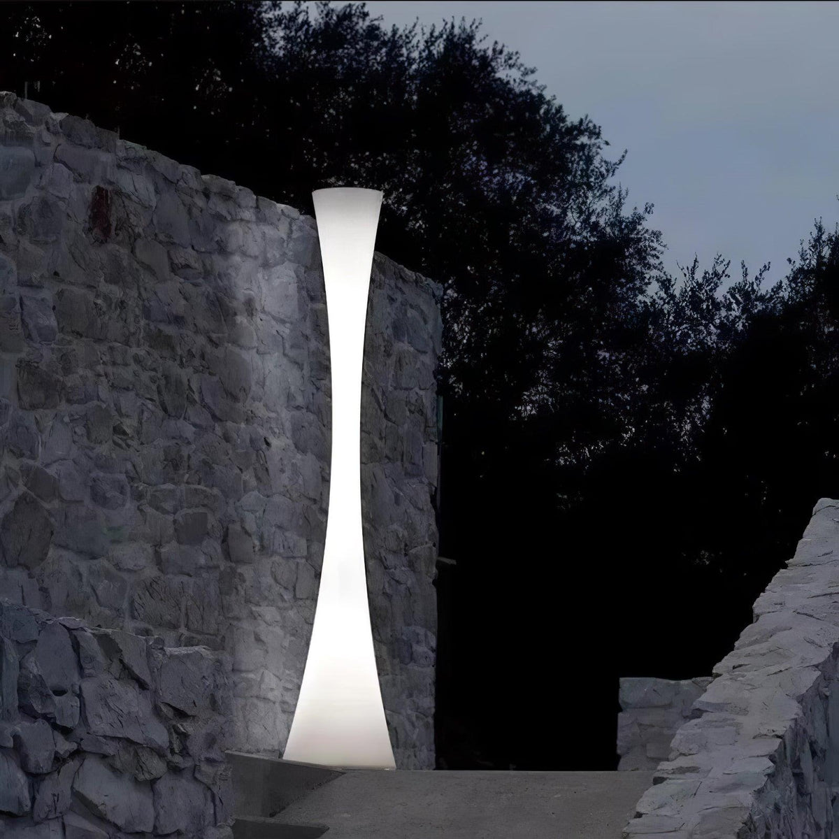 Orelanora golvlampa, vit och modern