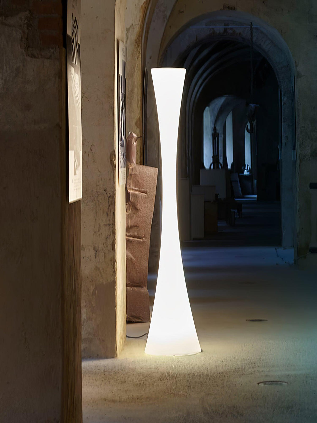 Orelanora golvlampa, vit och modern