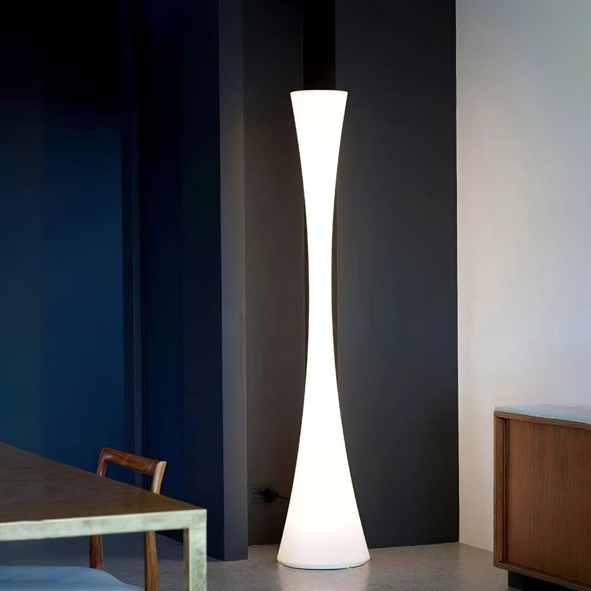 Orelanora golvlampa, vit och modern