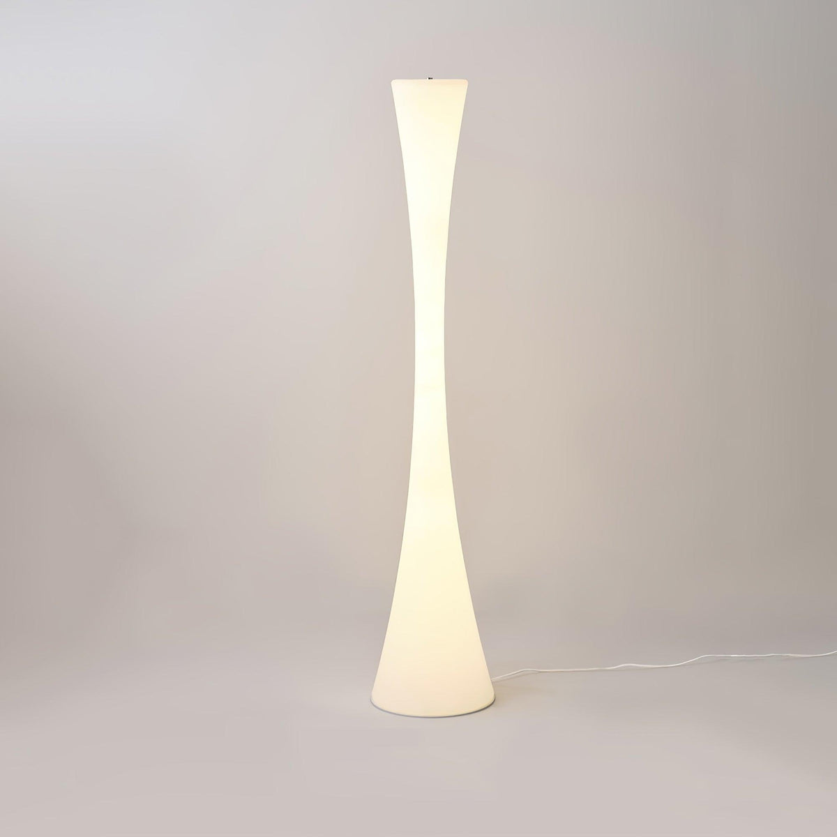 Orelanora golvlampa, vit och modern