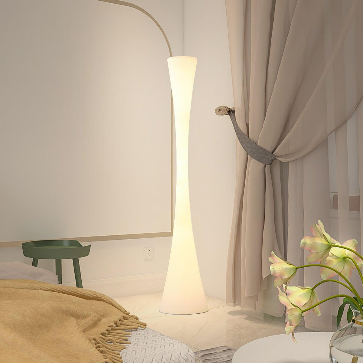 Orelanora golvlampa, vit och modern