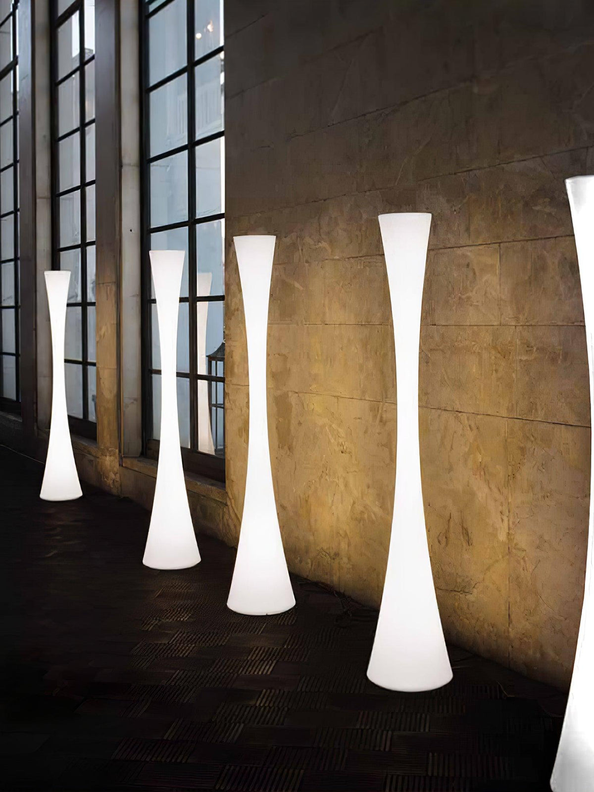 Orelanora golvlampa, vit och modern
