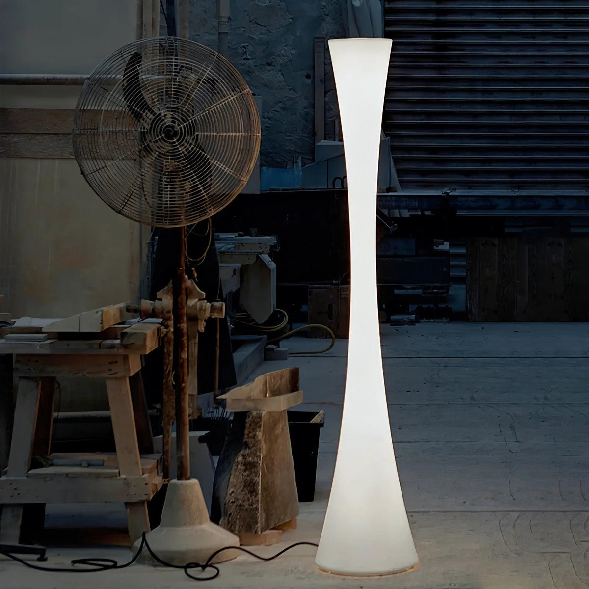 Orelanora golvlampa, vit och modern