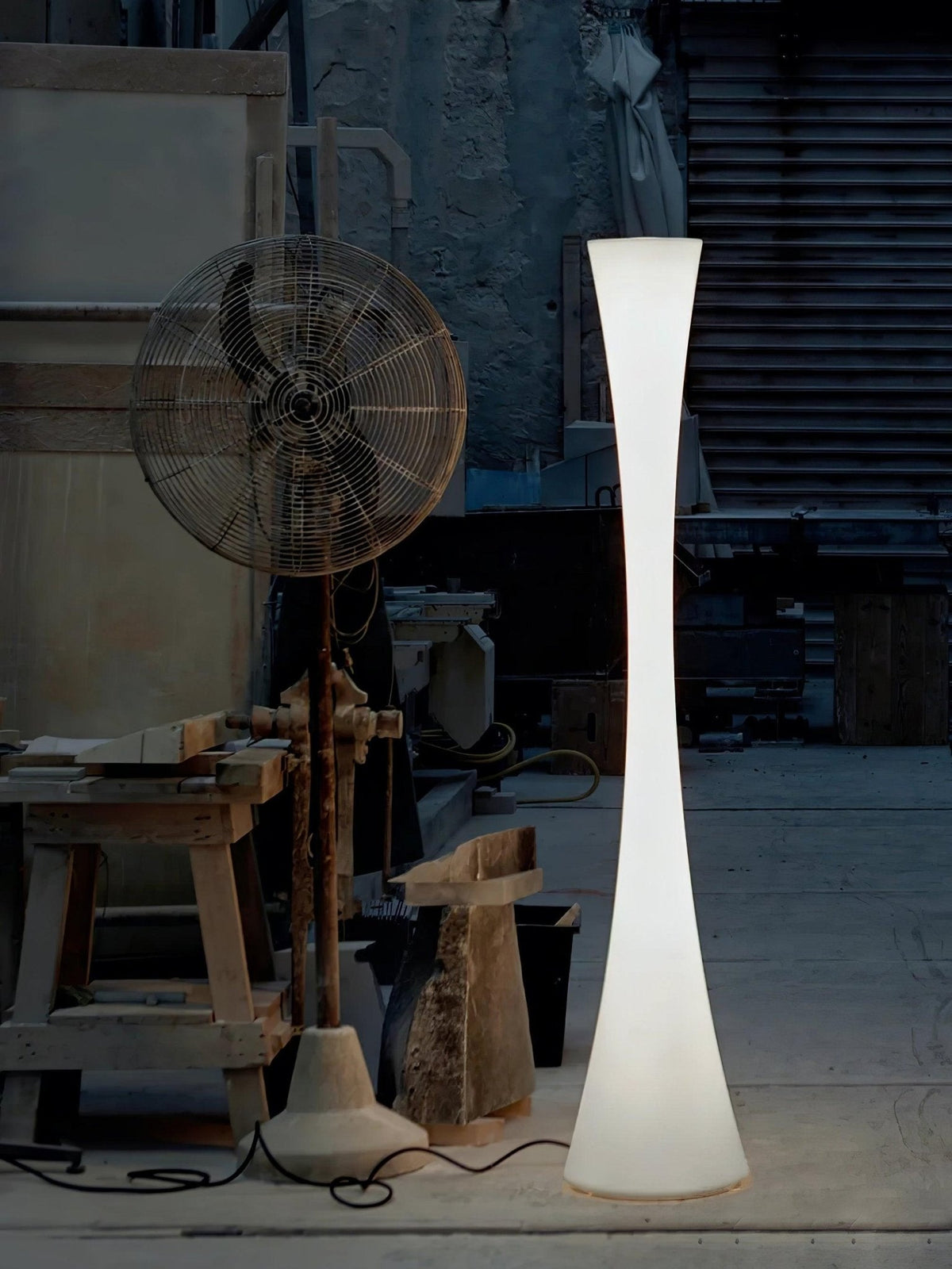 Orelanora golvlampa, vit och modern