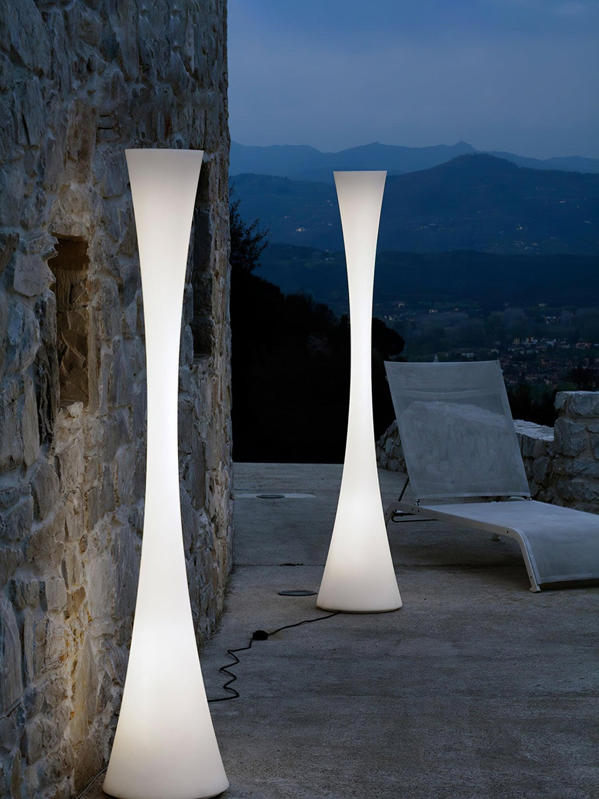 Orelanora golvlampa, vit och modern