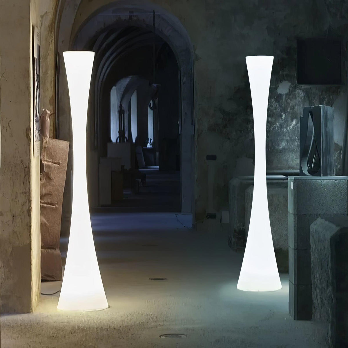 Orelanora golvlampa, vit och modern