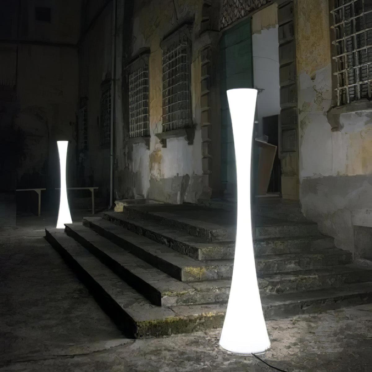 Orelanora golvlampa, vit och modern
