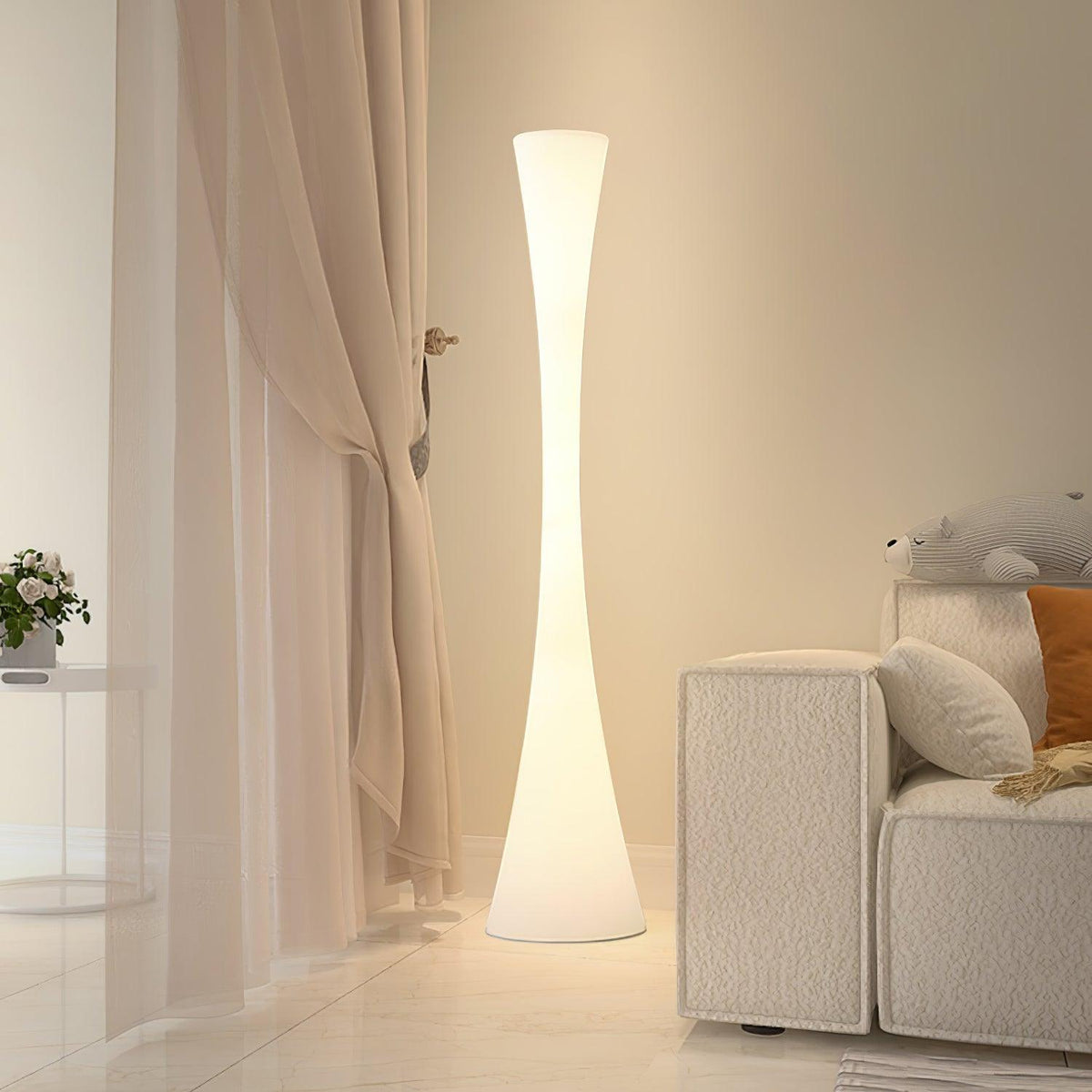 Orelanora golvlampa, vit och modern