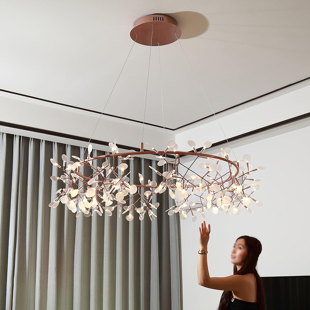 Lustre Dore com ramo de LED em forma de pirilampo