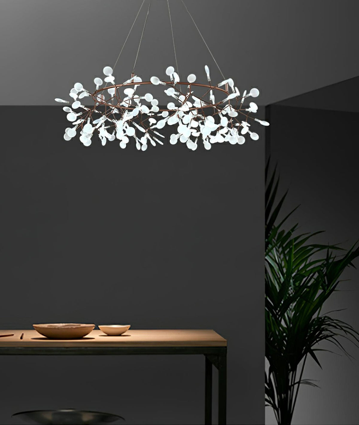 Lustre Dore com ramo de LED em forma de pirilampo