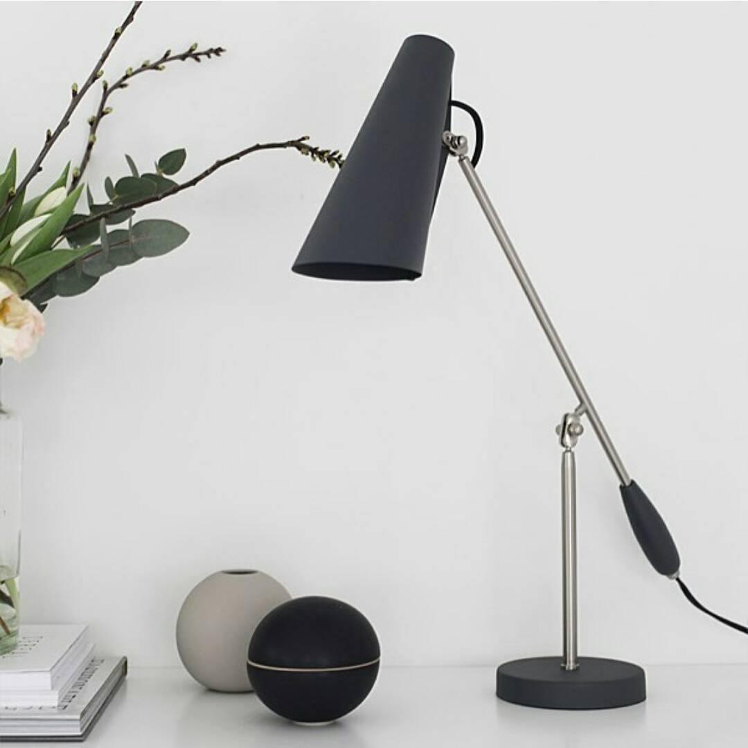 Candeeiro de mesa em aço Orbix de estilo mid-century