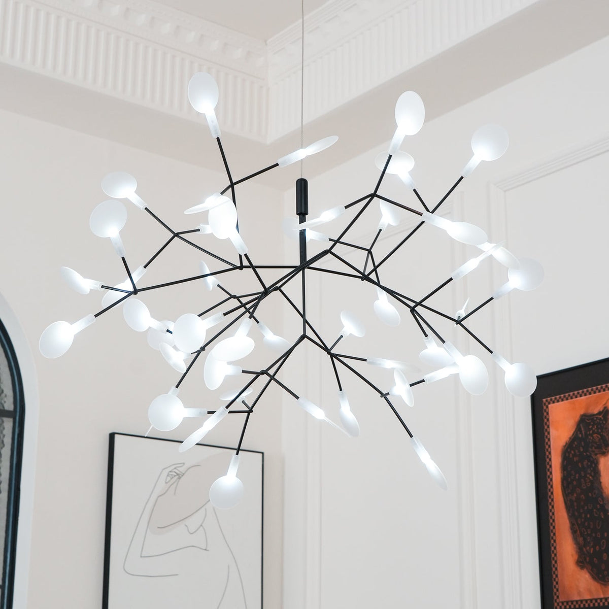 Musta Firefly-LED-kattokruunu