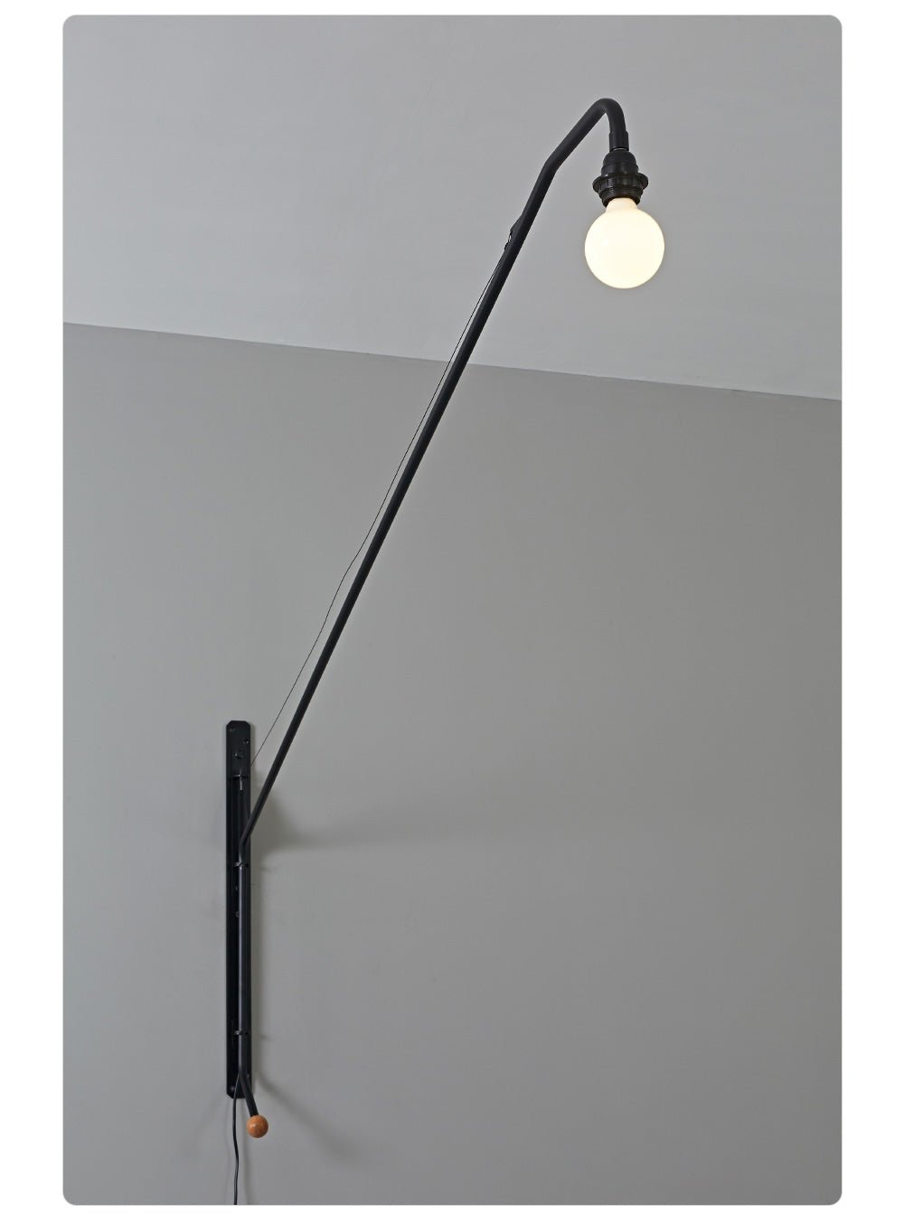 Svart vägglampa med förlängd arm