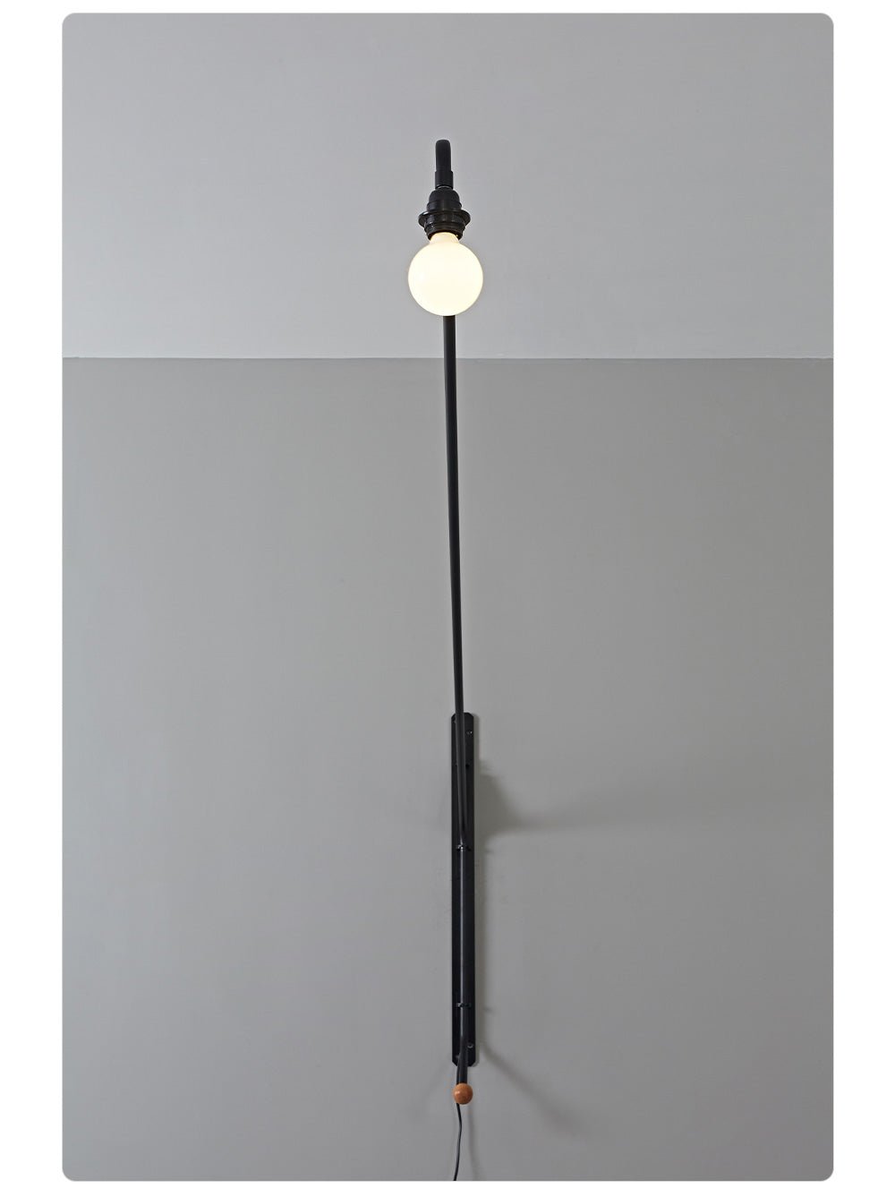 Svart vägglampa med förlängd arm