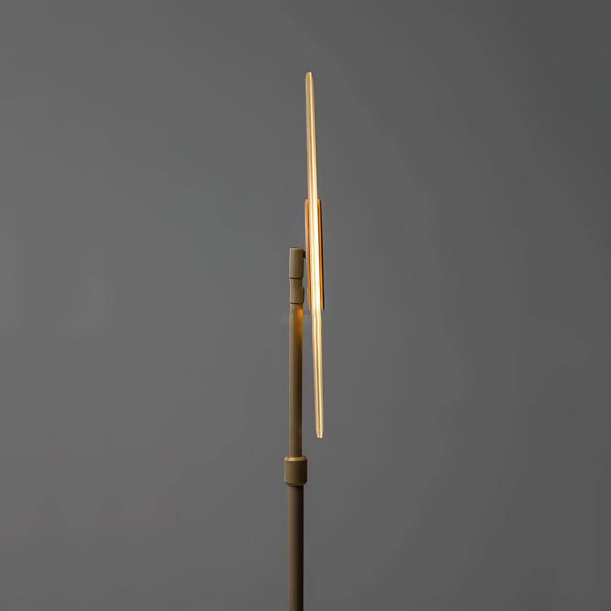 Abir minimalistisk gulvlampe