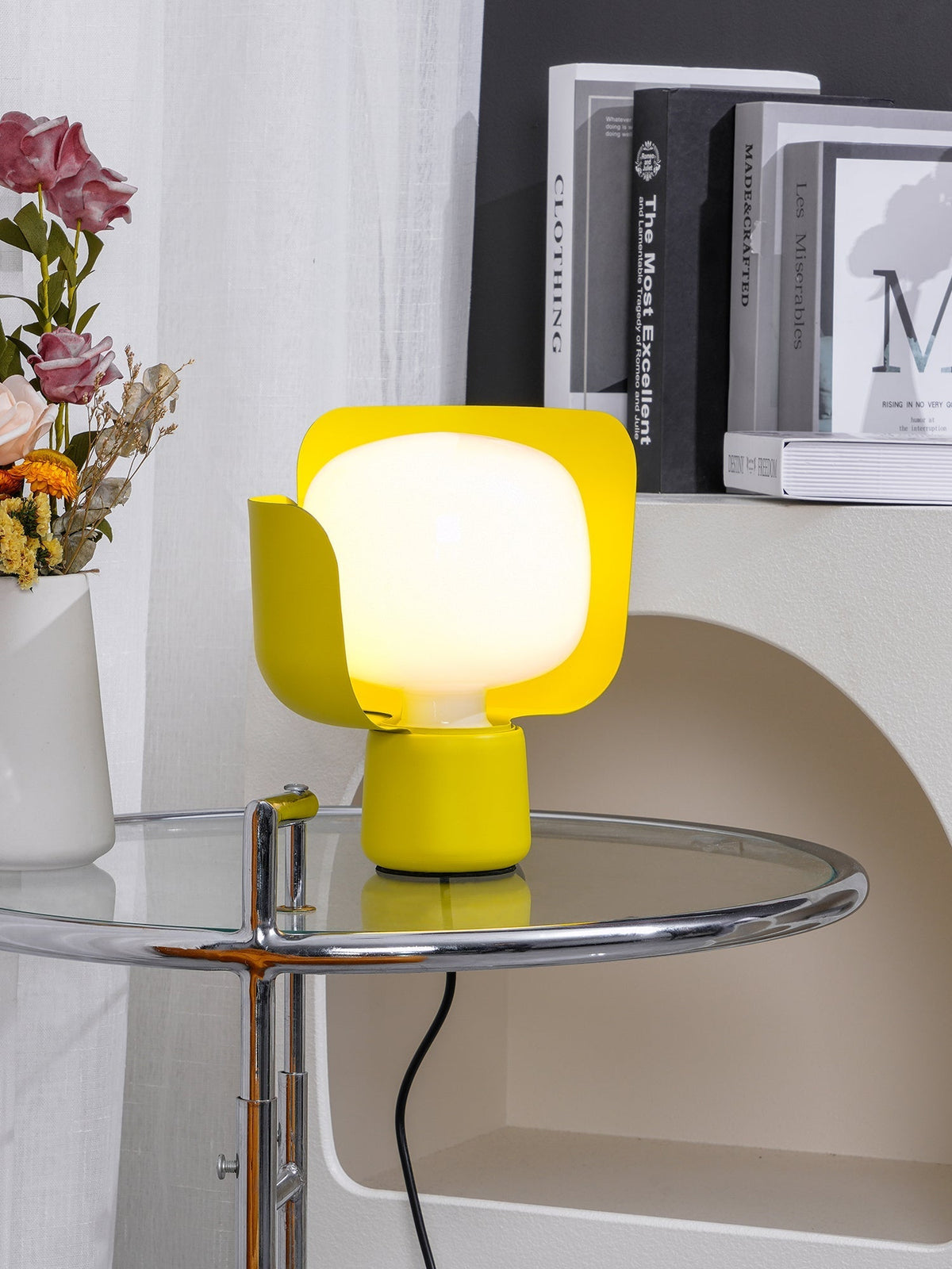 Zuri minimalistisk bordslampa i plast